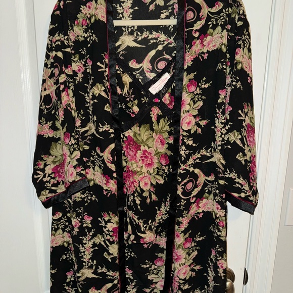 Oscar de la Renta:Three Piece Pajama Set: Robe, Pants & Matching Camisole SMALL - Picture 4 of 15